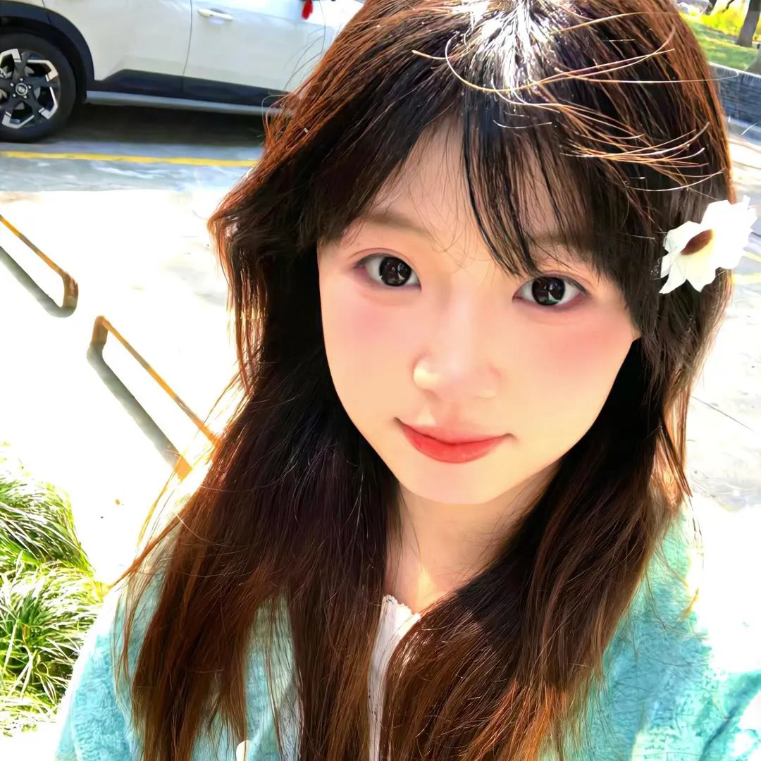 泳池里的女人